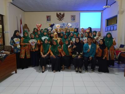 Pelatihan Pembuatan Buket Bersama Anggota PKK Desa Sidomoro