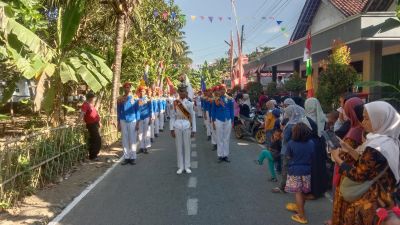 Parade Marching Band SMK Puspa Jati Meriahkan HUT RI ke-79 di Desa Sidomoro